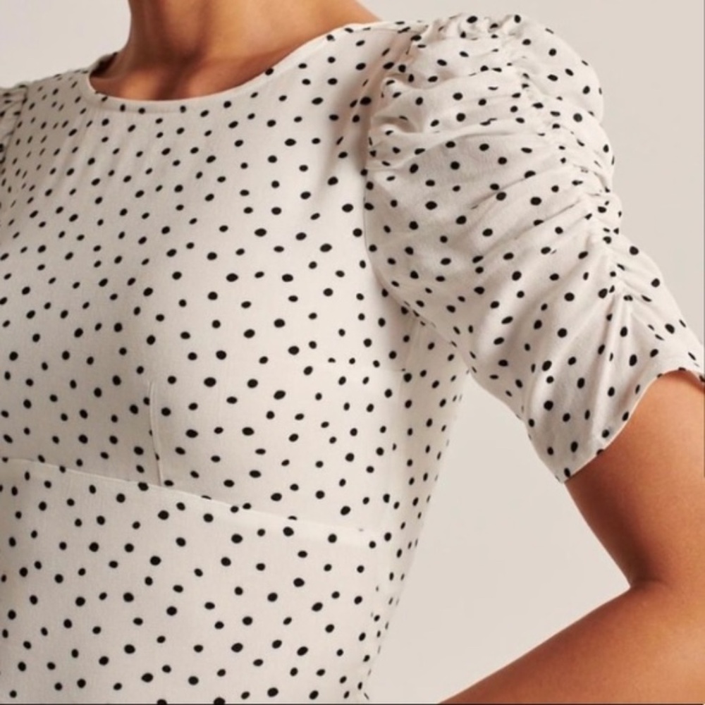 Abercrombie & Fitch Black and White Polka Dot Blouse with Puffed Sleeves - XS